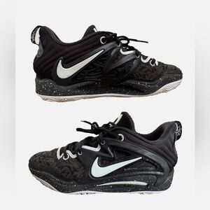 Like new men’s basketball shoes. Worn 1 basketball college season at home games.